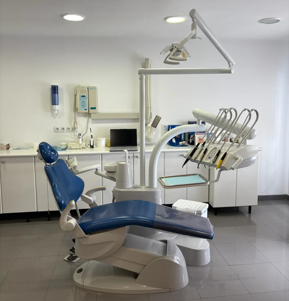 silla y aparatología de la clínica dental Enrique Álvarez Díez