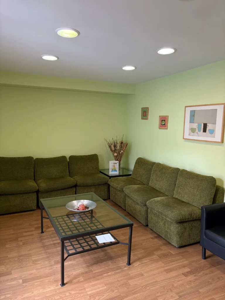 sillones de la sala de recepción de la clínica para los pacientes de la Clínica Dental Enrique Álvarez Díez